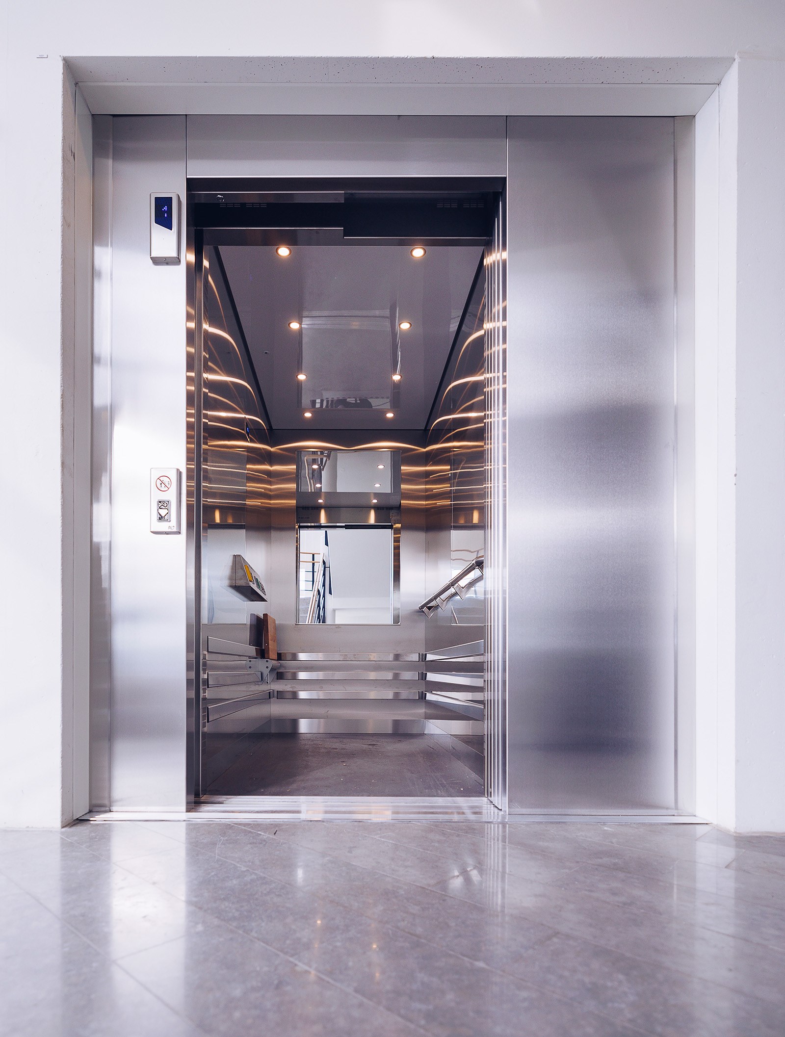 En ALT Trend-hiss med aluminiumklädd hisskorg.