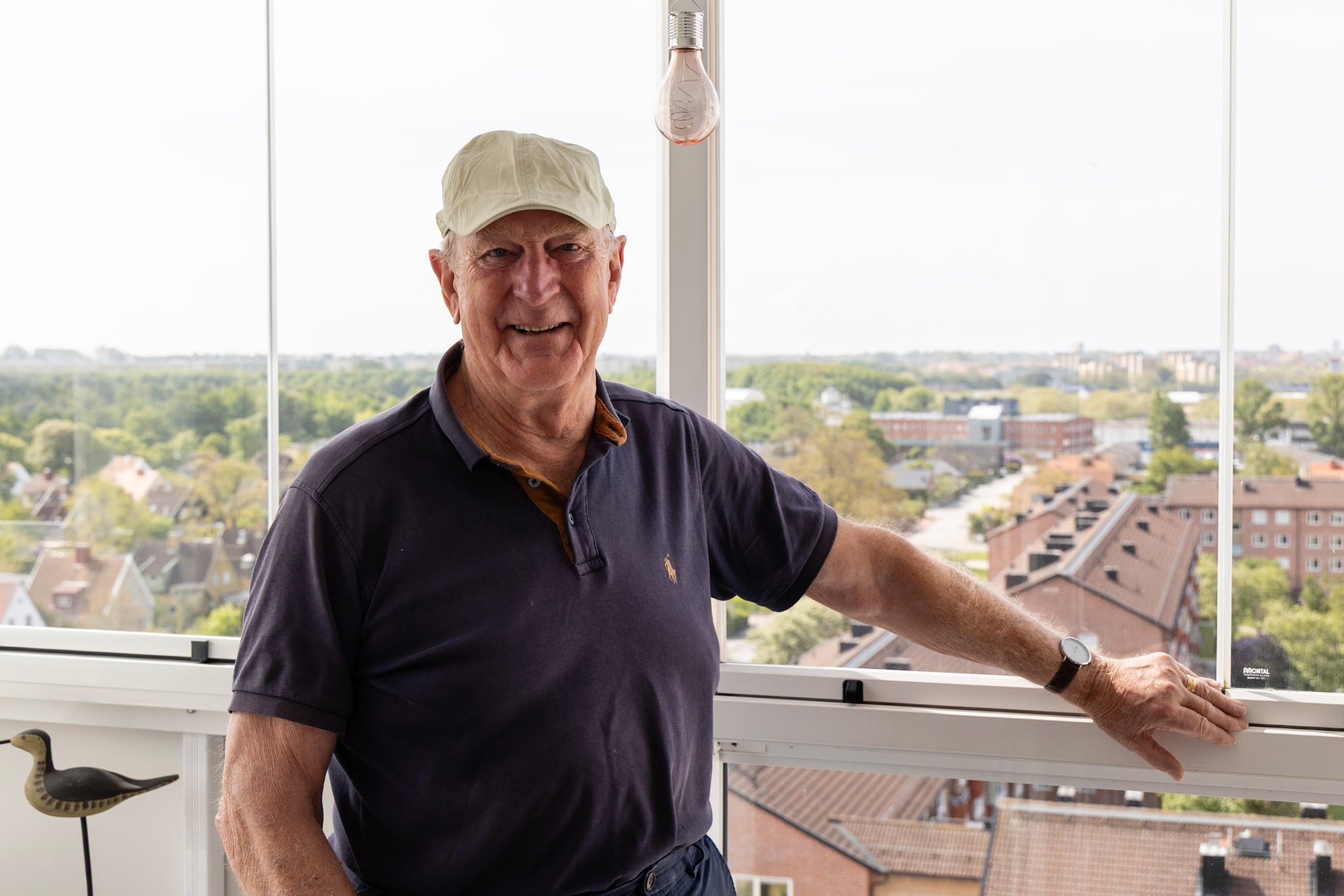 Håkan Sjöström, ordförande i Brf Kungsliljan, framför utsikten över Malmö.